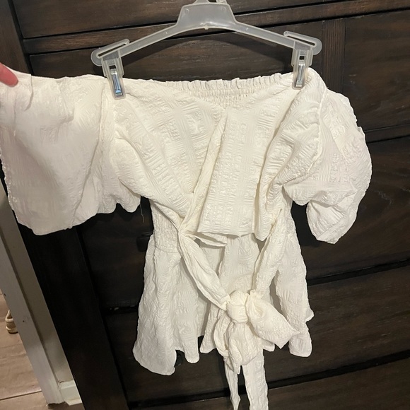 Off the shoulder White top - Picture 3 of 4